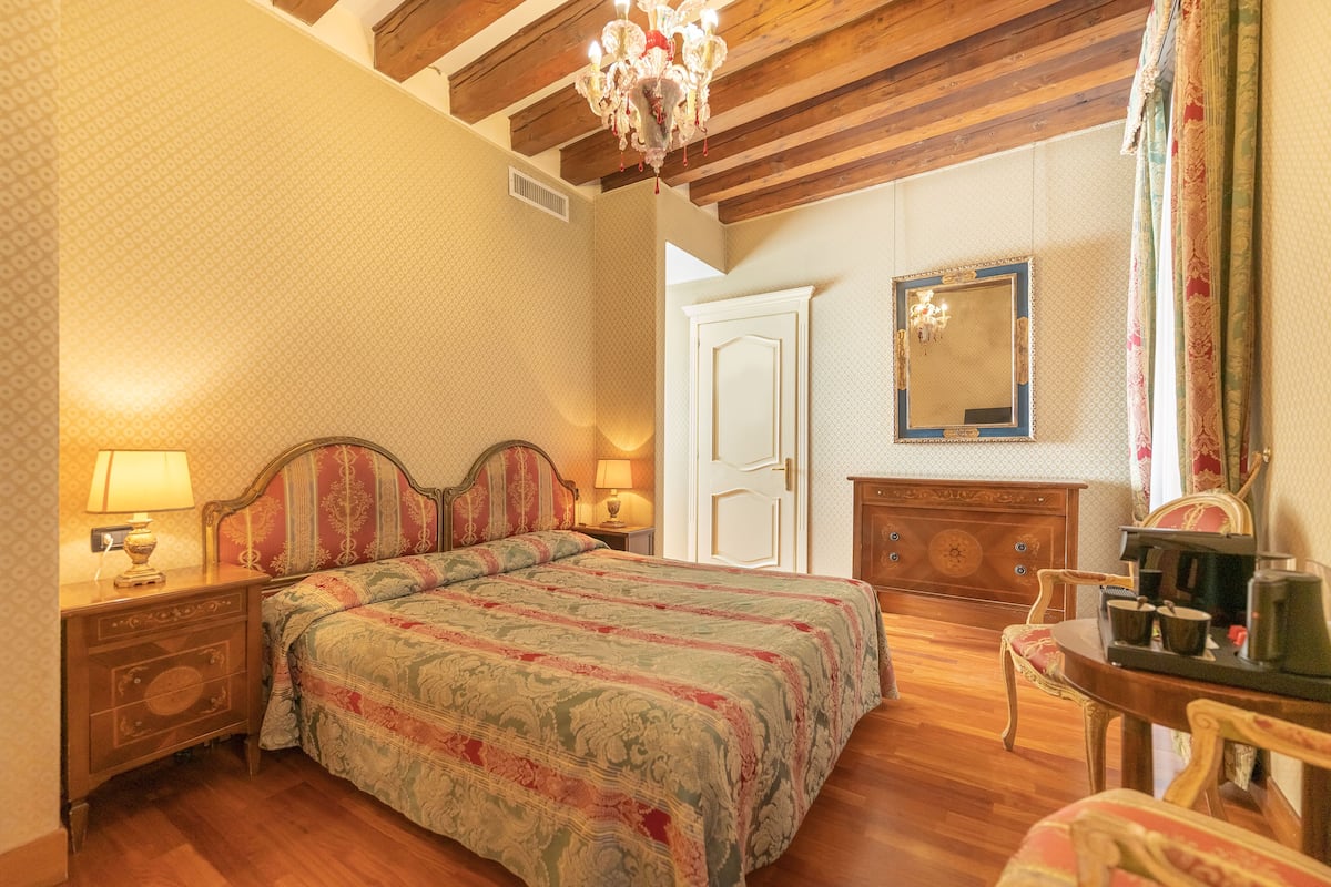 Comfort Room (202)