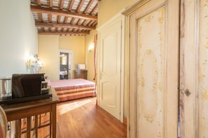 Deluxe Room, Balcony (406) | Minibar, free WiFi, bed sheets