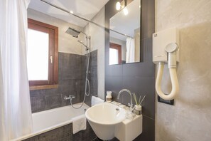 Deluxe-Zimmer, Balkon (406) | Badezimmer | Haartrockner, Bidet, Handtücher