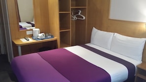 Coffres-forts dans les chambres, bureau, fer et planche à repasser