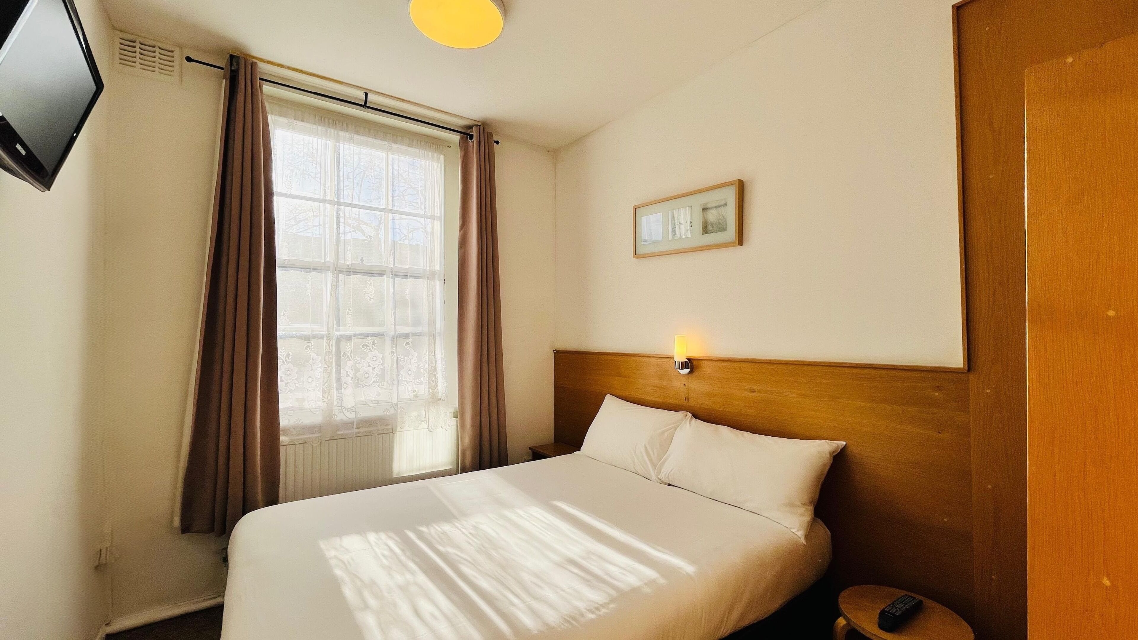 Double Room | In-room safe, desk, iron/ironing board, free WiFi
