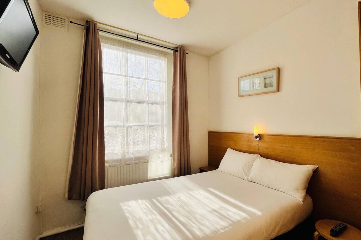 Double Room | In-room safe, desk, iron/ironing board (on request), WiFi (free)