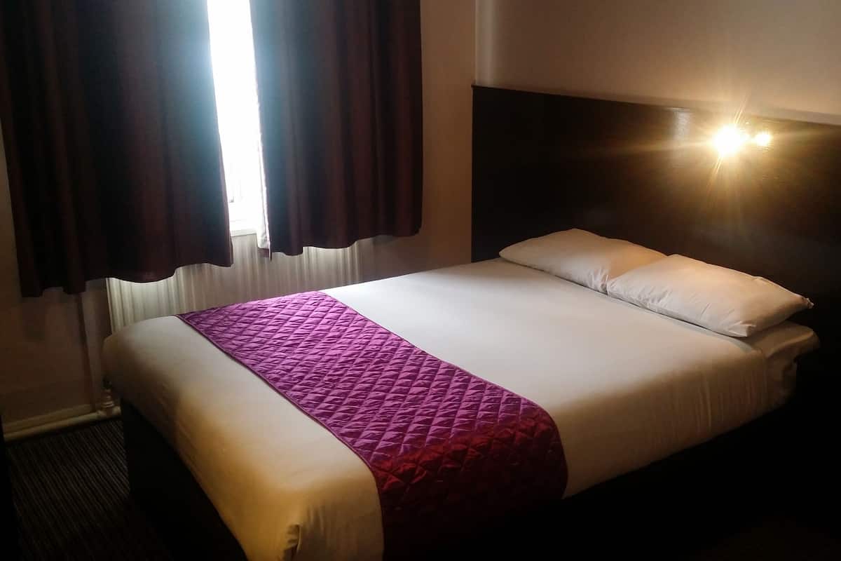 Double Room | In-room safe, desk, iron/ironing board, free WiFi