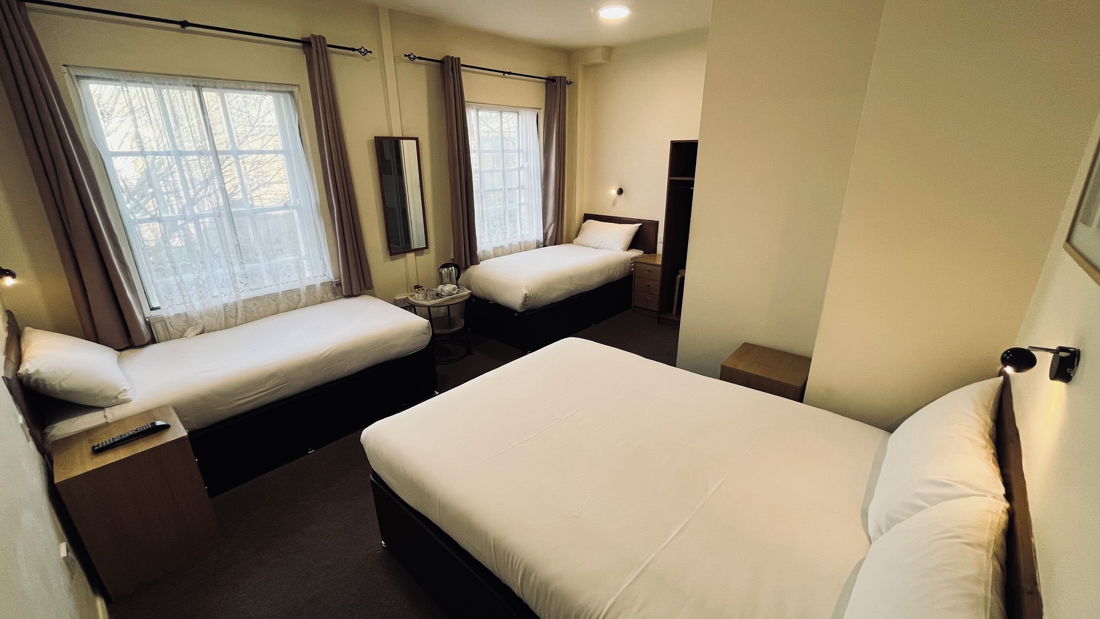 Quadruple Room | In-room safe, desk, iron/ironing board, free WiFi