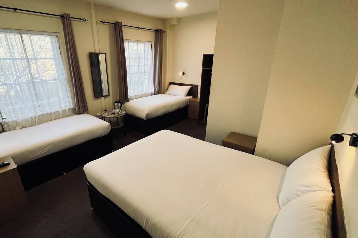 Quadruple Room | In-room safe, desk, iron/ironing board (on request), WiFi (free)