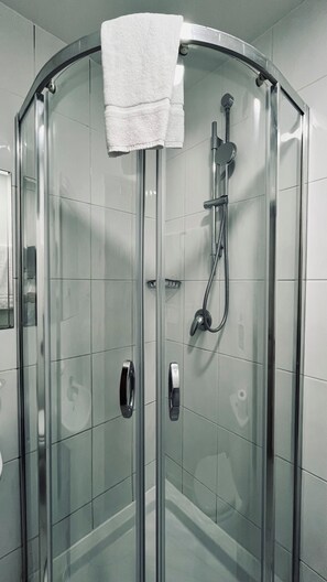 Shower, free toiletries, hair dryer, towels - Arriva Hotel (London)