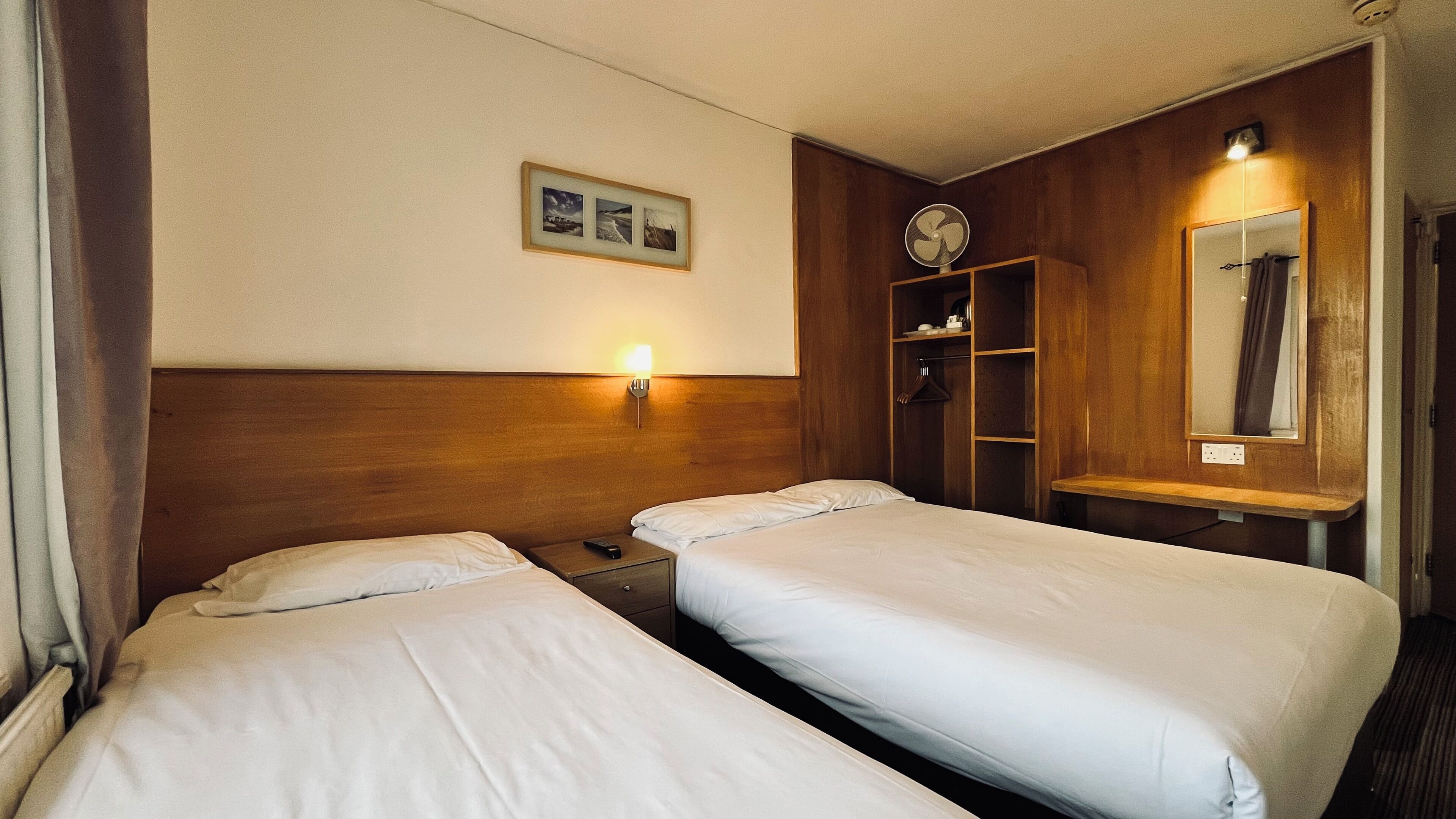 Triple Room | In-room safe, desk, iron/ironing board, free WiFi