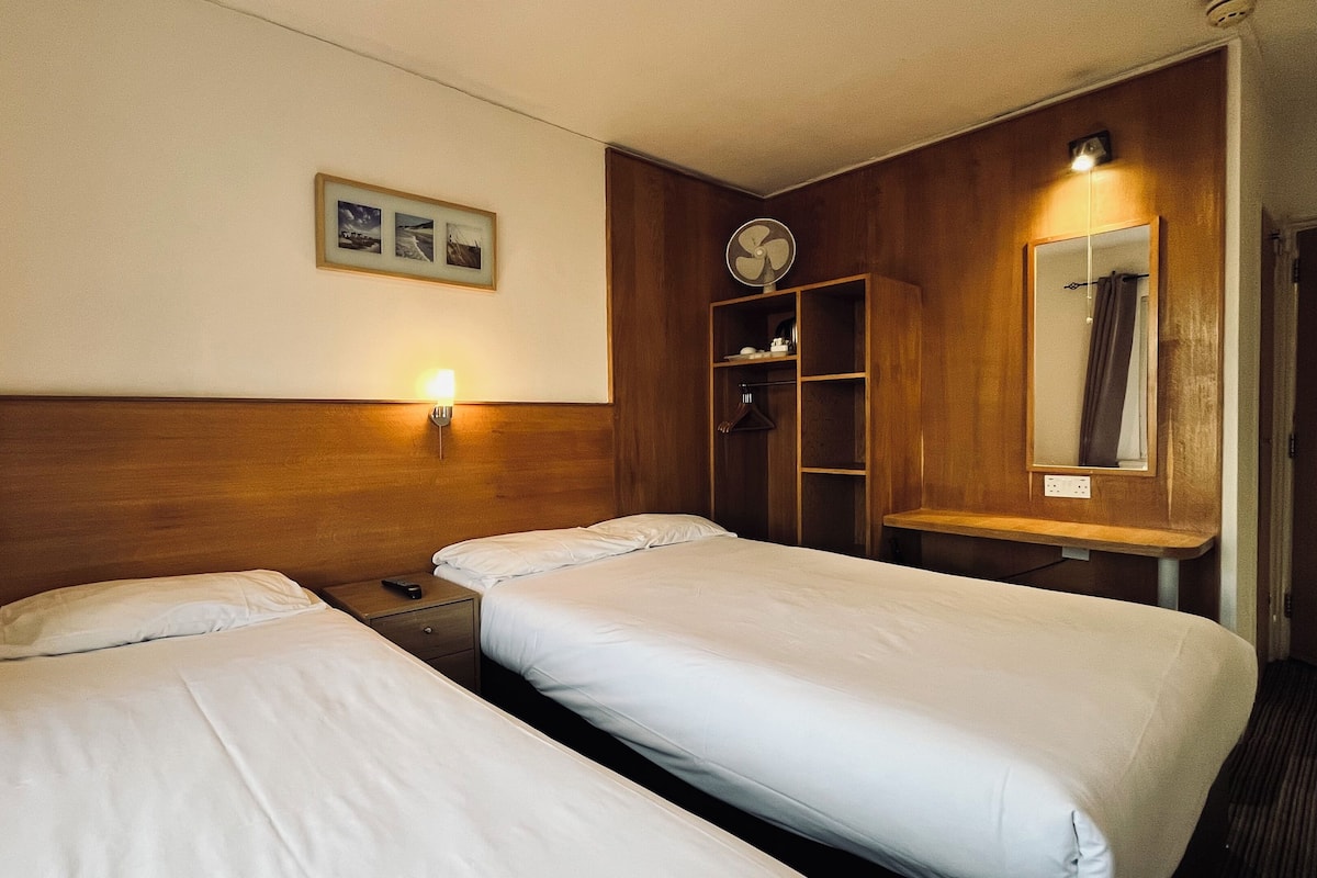 Triple Room | In-room safe, desk, iron/ironing board (on request), WiFi (free)