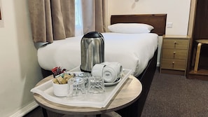 Quarto quádruplo | Cofres nos quartos, escrivaninha, ferros/tábuas de passar roupa