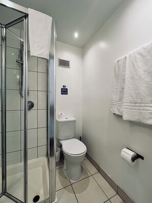 Shower, free toiletries, hair dryer, towels - Arriva Hotel (London)