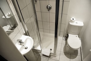 Douche, articles de toilette gratuits, sèche-cheveux