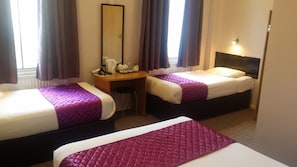 Quadruple Room | In-room safe, desk, iron/ironing board, free WiFi