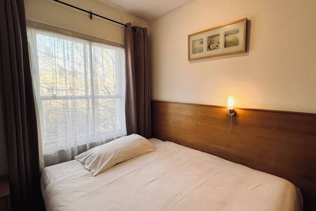 Single Room | In-room safe, desk, iron/ironing board (on request), WiFi (free)