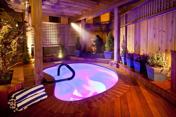 Outdoor spa tub - Crowne Pointe Historic Inn & Spa - Adults Only (Provincetown)