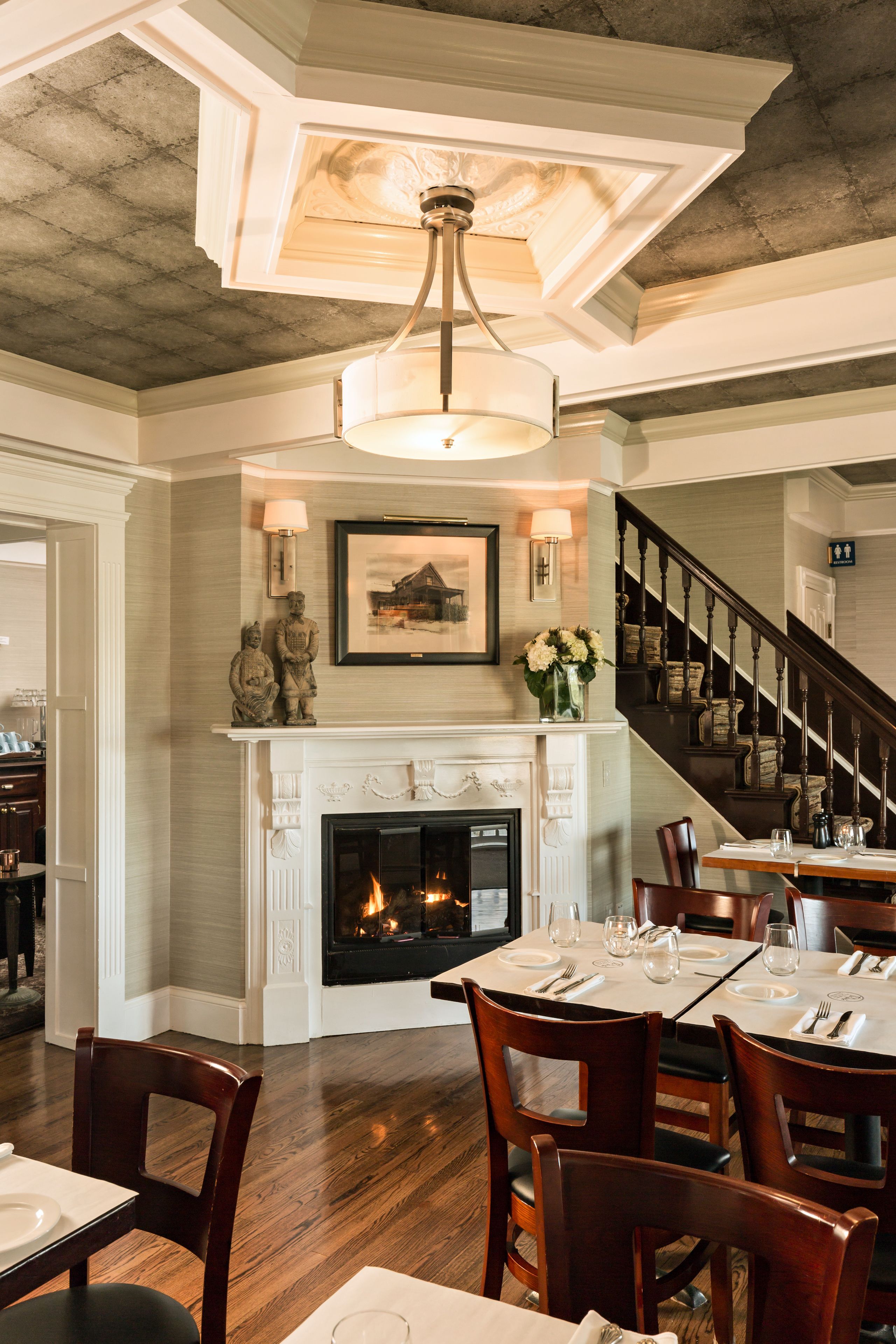 Breakfast, dinner served; American cuisine, garden views 