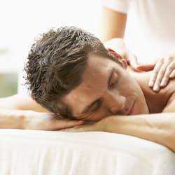 Salas para tratamentos a dois, sauna seca, banheira de hidromassagem