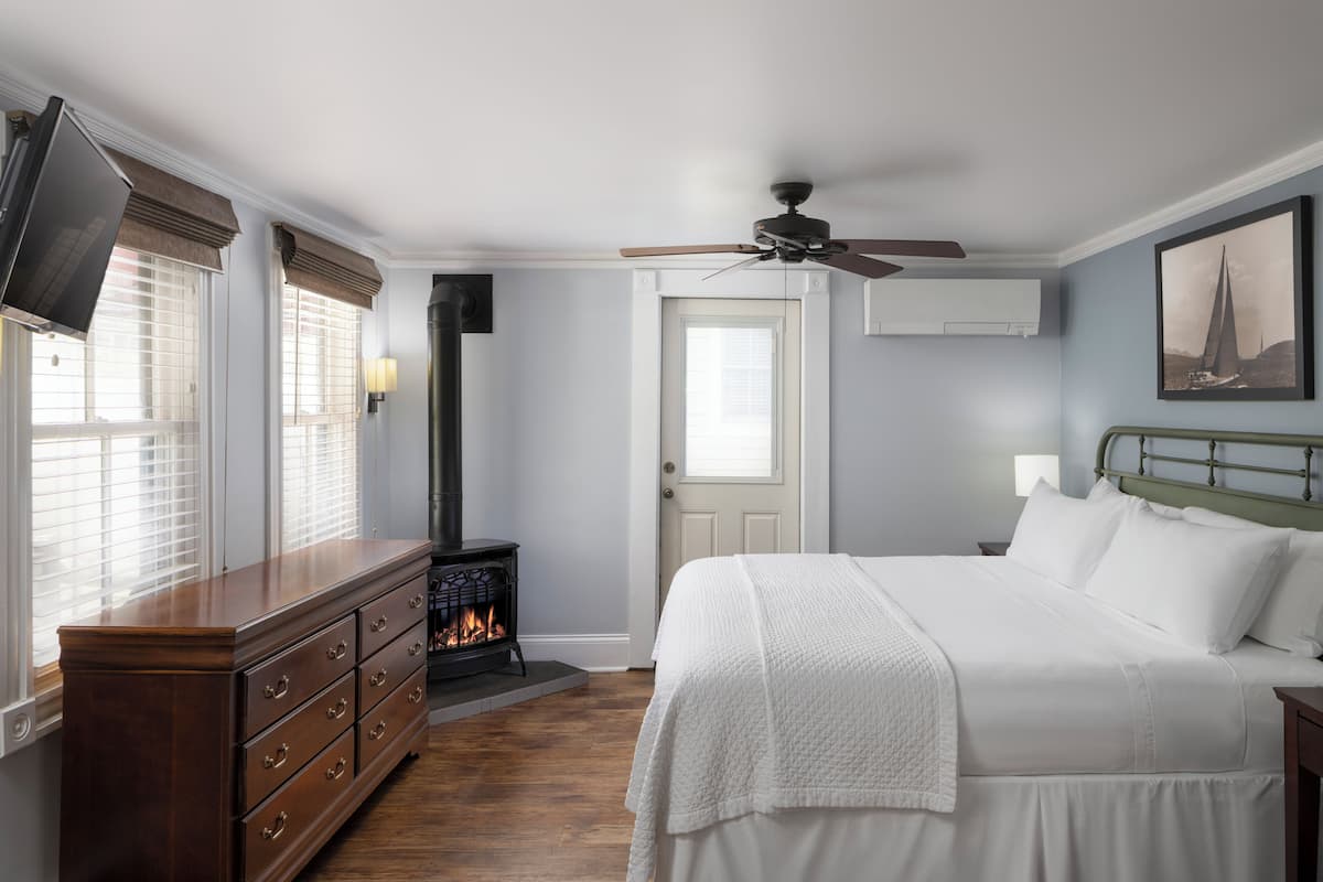 Deluxe King - Fireplace | Premium bedding, in-room safe, blackout drapes, iron/ironing board