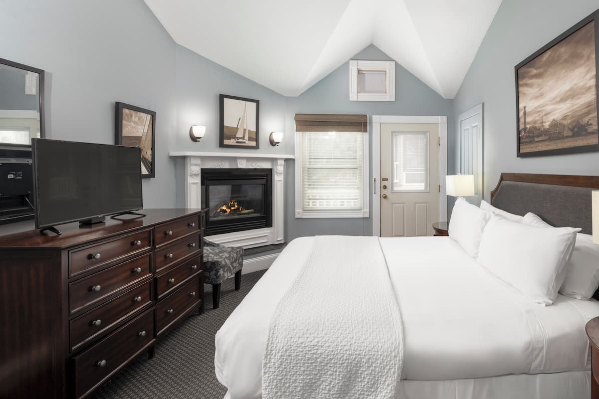 Executive King | Premium bedding, in-room safe, blackout drapes, iron/ironing board