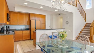 Full-sized fridge, microwave, oven, stovetop
