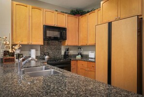 Full-sized fridge, microwave, oven, stovetop