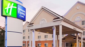 A Holiday Inn Express & Suites hotel with a covered entrance and a clear sky. - Holiday Inn Express Hotel & Suites Boston-Marlboro by IHG (Hudson)