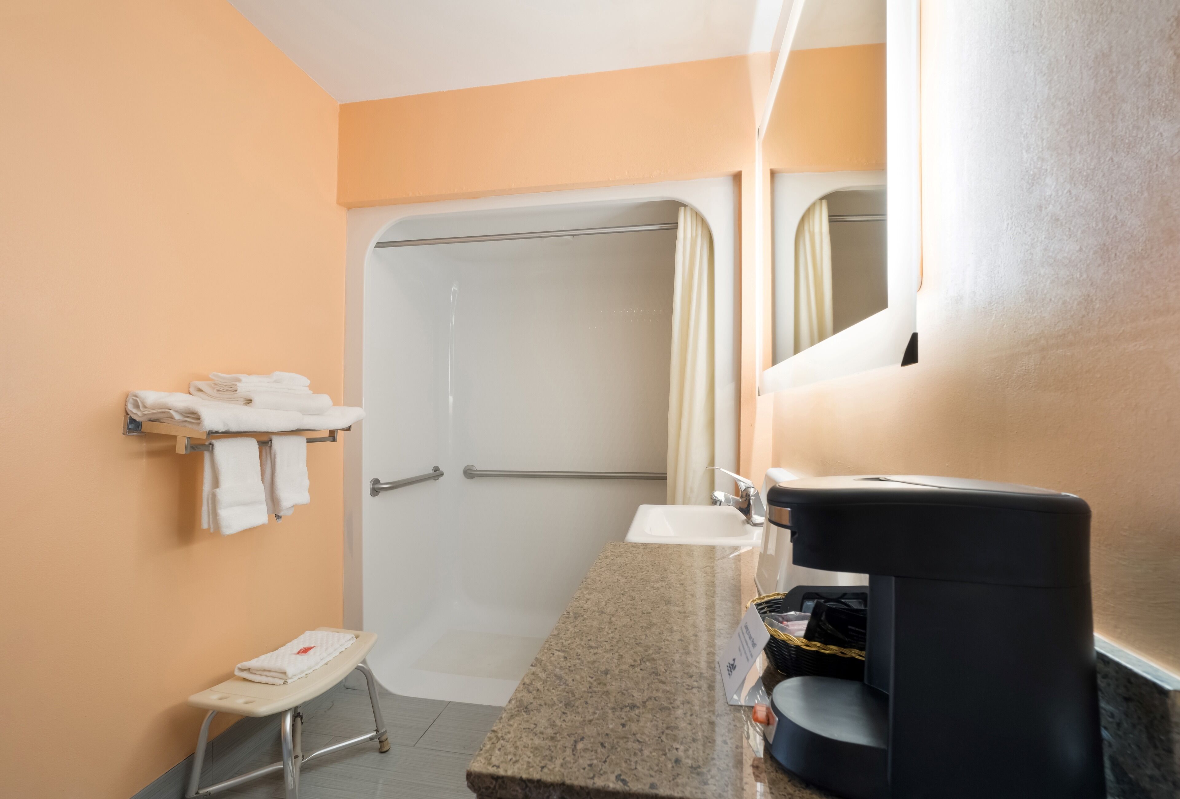 Basic Double Room, Accessible, Non Smoking | Bathroom | Hair dryer, towels, soap, shampoo