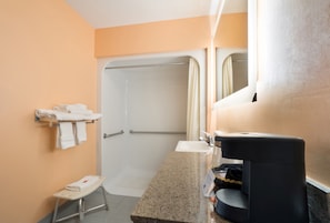 Habitación básica doble, con acceso para personas discapacitadas, para no fumadores | Baño | Secadora de cabello, toallas, jabón, shampoo