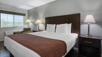 Muebles diferentes, escritorio y tabla de planchar con plancha