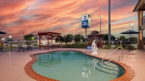 A pool area with a gazebo, lounge chairs, and a Best Western sign. - Best Western Lake Conroe Inn (Montgomery)