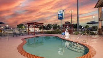 Una piscina al aire libre de temporada