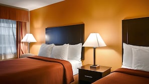 Standardzimmer, 2 Queen-Betten, Nichtraucher, Kühlschrank und Mikrowelle | Individuell eingerichtet, Schreibtisch, Bügeleisen/Bügelbrett