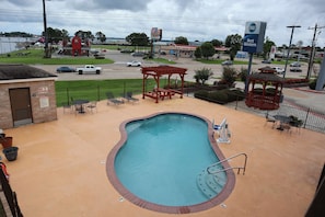 Una piscina al aire libre de temporada