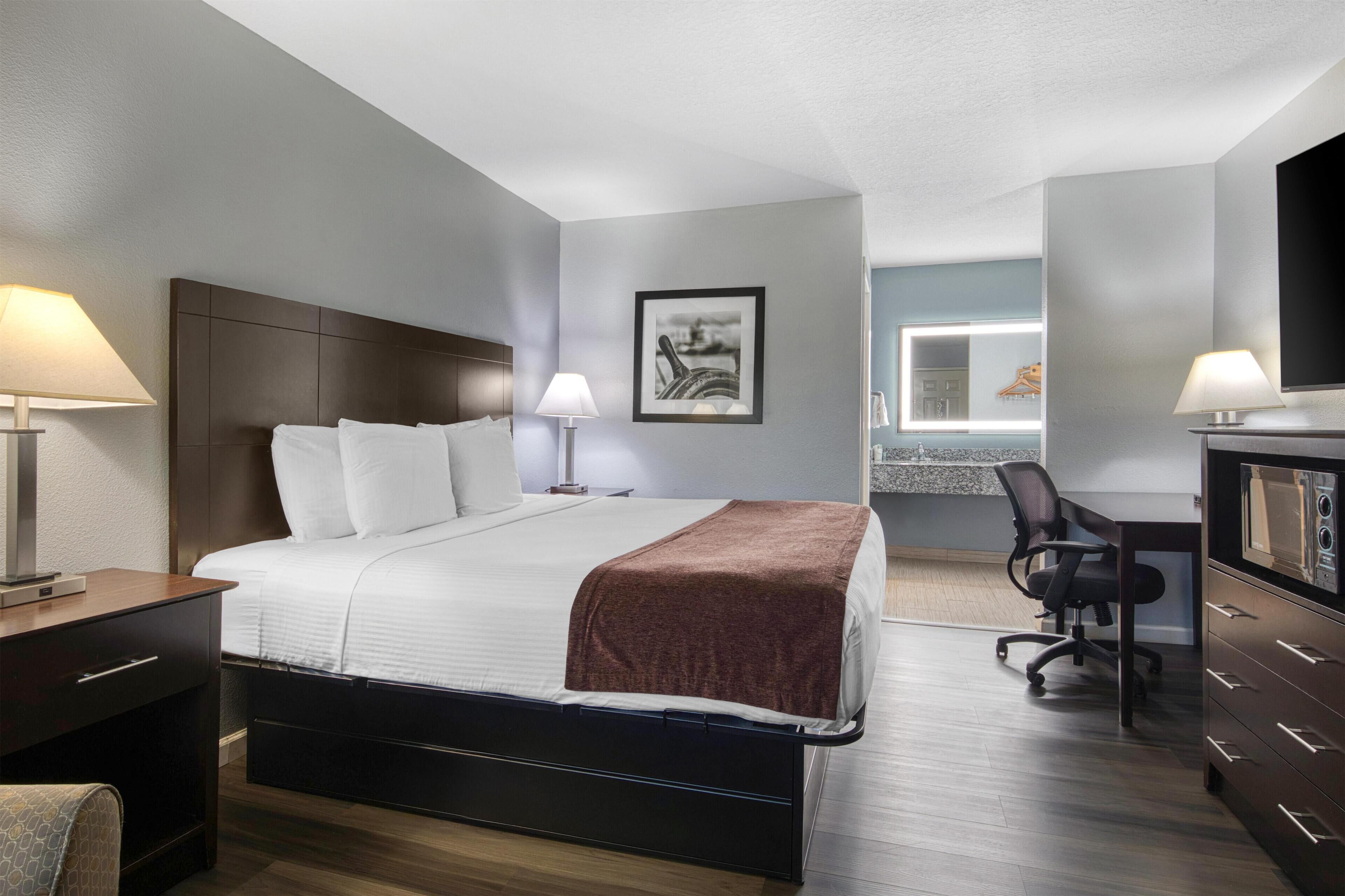 Standard Room, 1 King Bed, Non Smoking, Refrigerator & Microwave | Desk, iron/ironing board, rollaway beds, free WiFi