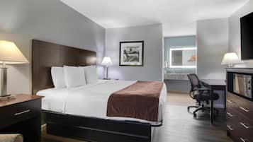 Muebles diferentes, escritorio y tabla de planchar con plancha