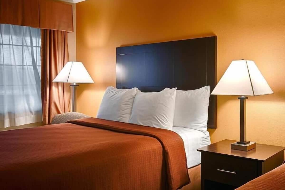 Ameublement personnalisé, bureau, fer et planche à repasser