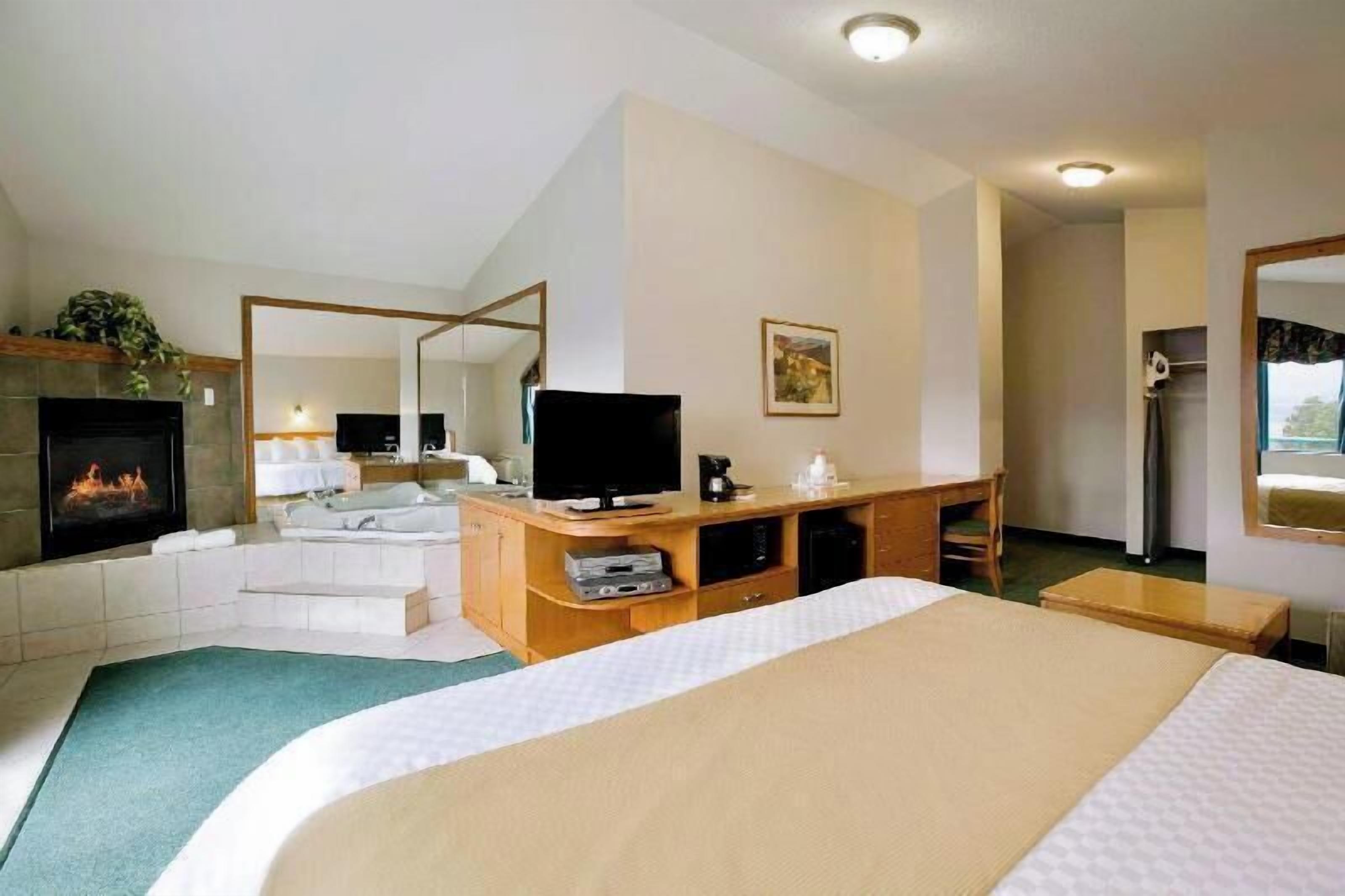 Desk, soundproofing, iron/ironing board, free WiFi