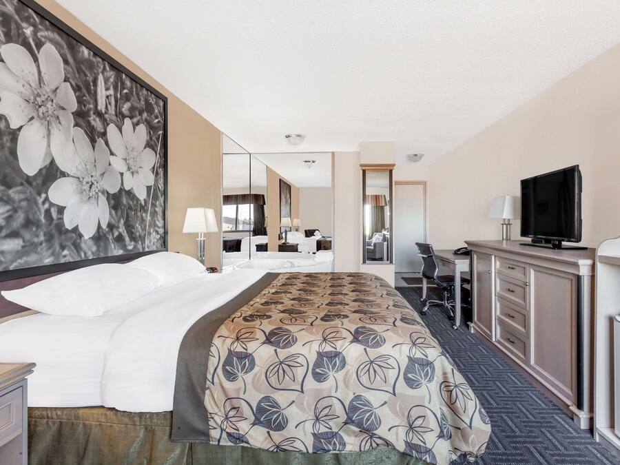 Quarto, 1 cama King, banheira de imersão | Escrivaninha, espaço de trabalho para notebook, cortinas blackout