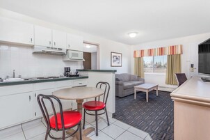 Escritorio, espacio para trabajar con un portátil, cortinas opacas