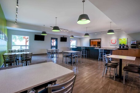 Super 8 by Wyndham Winnipeg East MB - Image 4