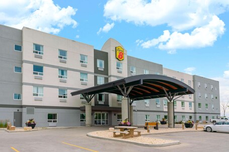 Super 8 by Wyndham Winnipeg East MB - Image 2