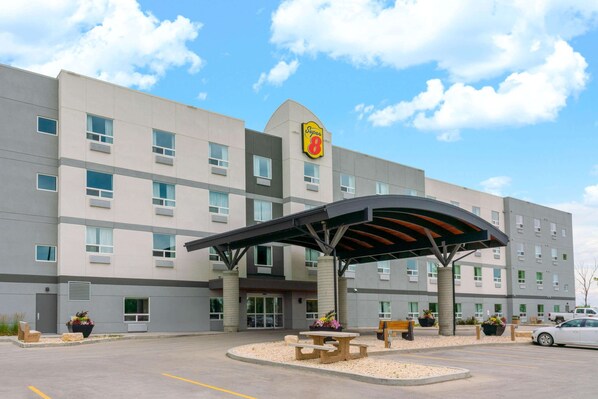 Exterior - Super 8 by Wyndham Winnipeg East MB (Winnipeg)