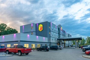 Exterior - Super 8 by Wyndham Winnipeg East MB (Winnipeg)