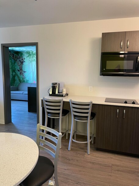 Super 8 by Wyndham Winnipeg East MB - Image 17