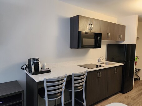 Super 8 by Wyndham Winnipeg East MB - Image 33