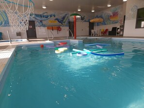 Una piscina cubierta (de 07:00 a 23:00), tumbonas