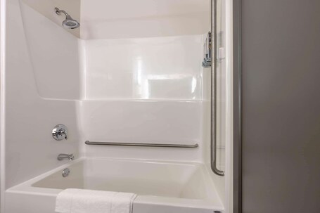 Super 8 by Wyndham Winnipeg East MB - Image 71