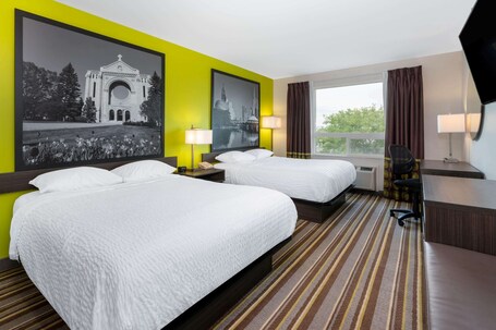 Super 8 by Wyndham Winnipeg East MB - Image 9