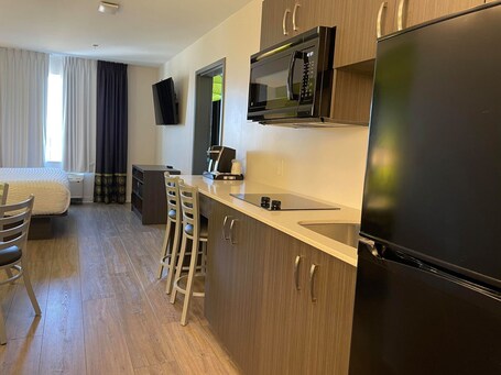 Super 8 by Wyndham Winnipeg East MB - Image 30