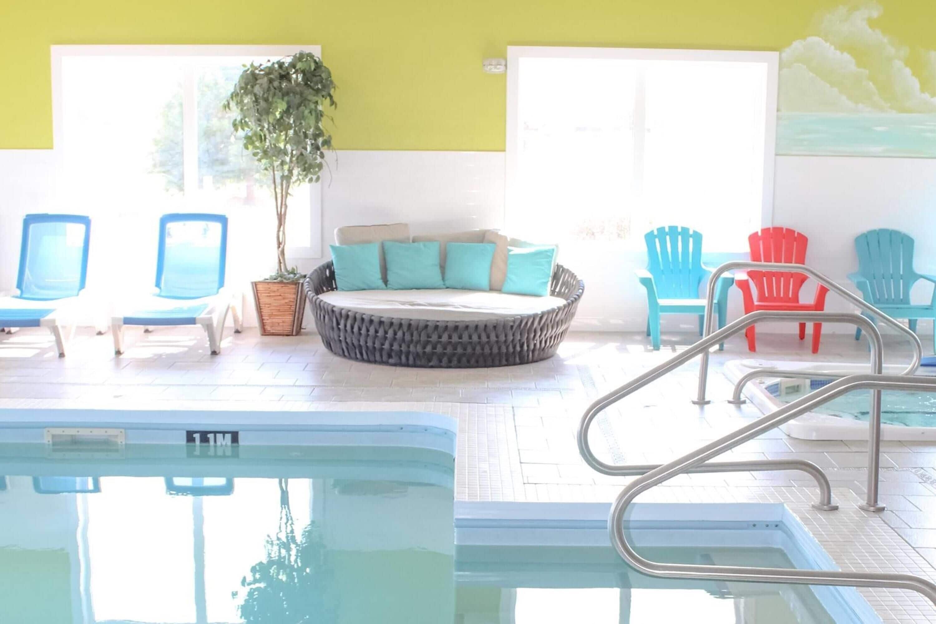 من حمّامات السباحة المغطاة، مقاعد للتشمس