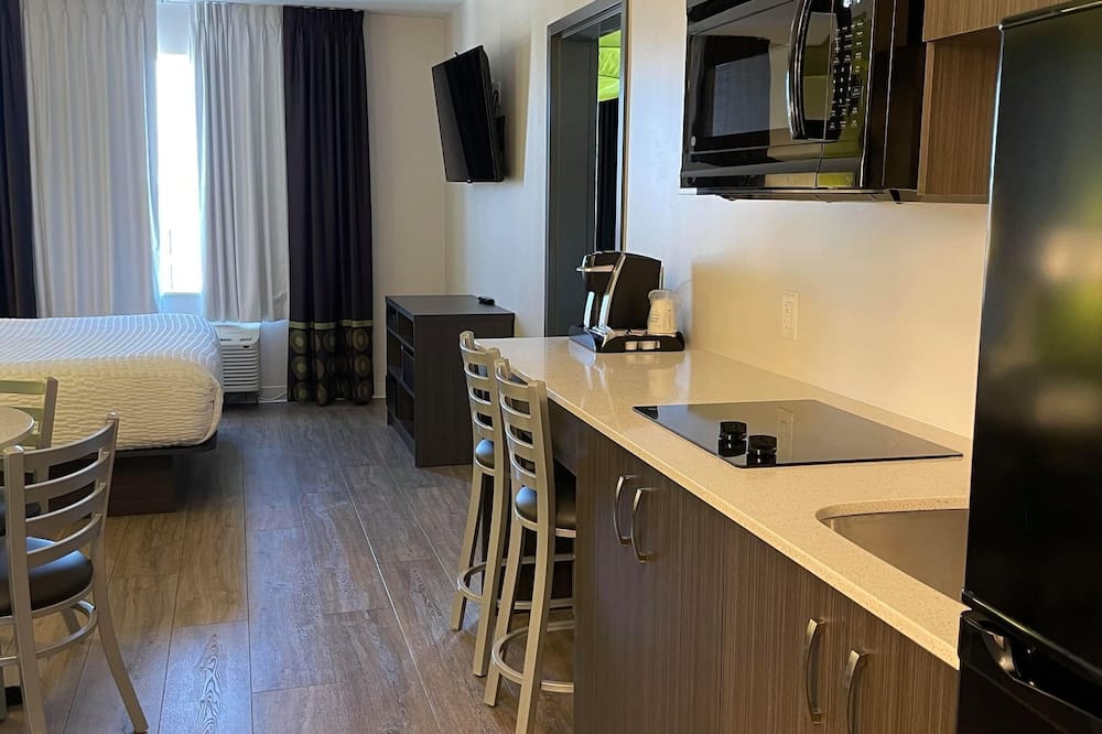 Super 8 by Wyndham Winnipeg East MB